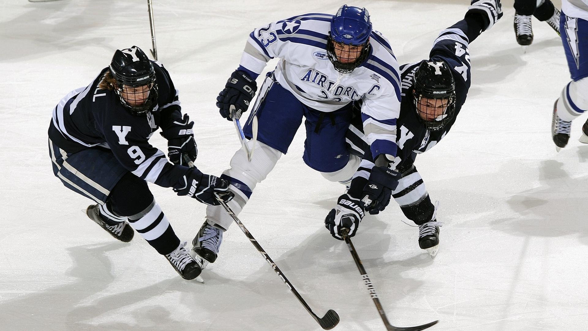 《《英雄联盟》新版本:新增英雄“霜刃”战场全新体验》,英雄联盟新版装备霜火护手