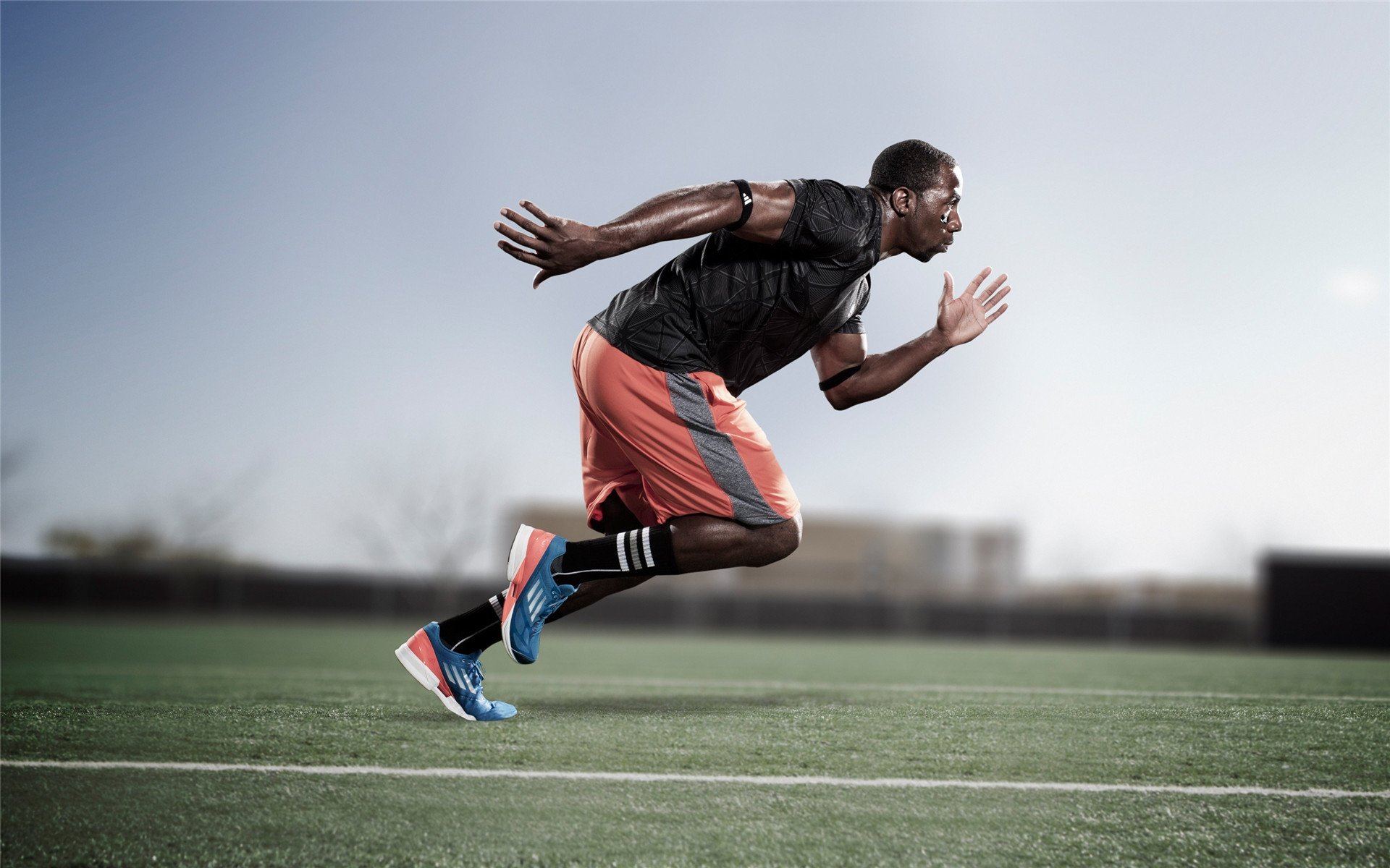 场面激烈:双方攻防对抗让比赛紧张刺激!,比赛双方的对抗十分激烈